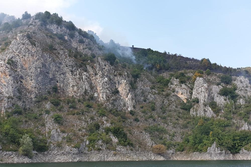 GORI ŠUMA U ZAŠTIĆENOM PROSTORU NA UVCU: Crn dim se nadvio nad jezerom, ugroženo stanište beloglavih supova (FOTO)