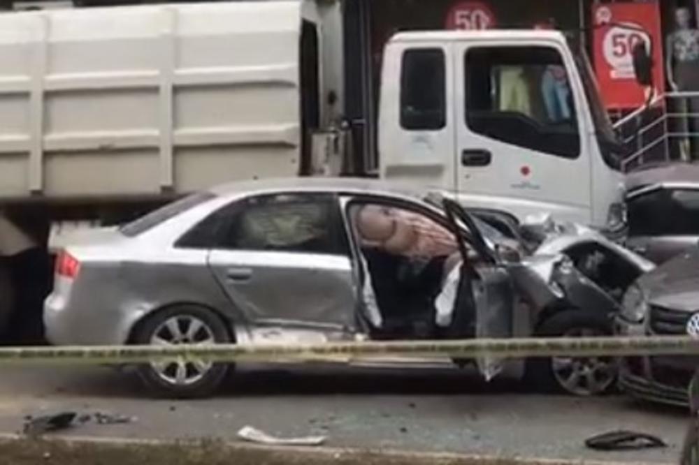 KARAMBOL NASRED ULICE U PRIŠTINI: Kamion se zakucao u 9 vozila, otkazale mu kočnice! Troje povređeno (VIDEO)
