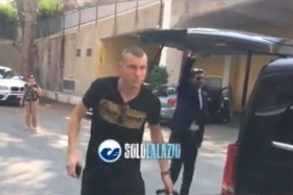 BONĐORNO, LACIJALI! Strahinja Pavlović stigao u Rim na potpis ugovora sa Licijom! Veliki broj novinara mu poželelo dobrodošlicu! (VIDEO)