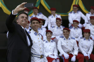 DOK AMAZONIJA NESTAJE U PLAMENU, PREDSEDNIK BRAZILA SE SMEJE: Bolsonaro se šalio i pravio selfije na vojnoj ceremoniji! (FOTO, VIDEO)