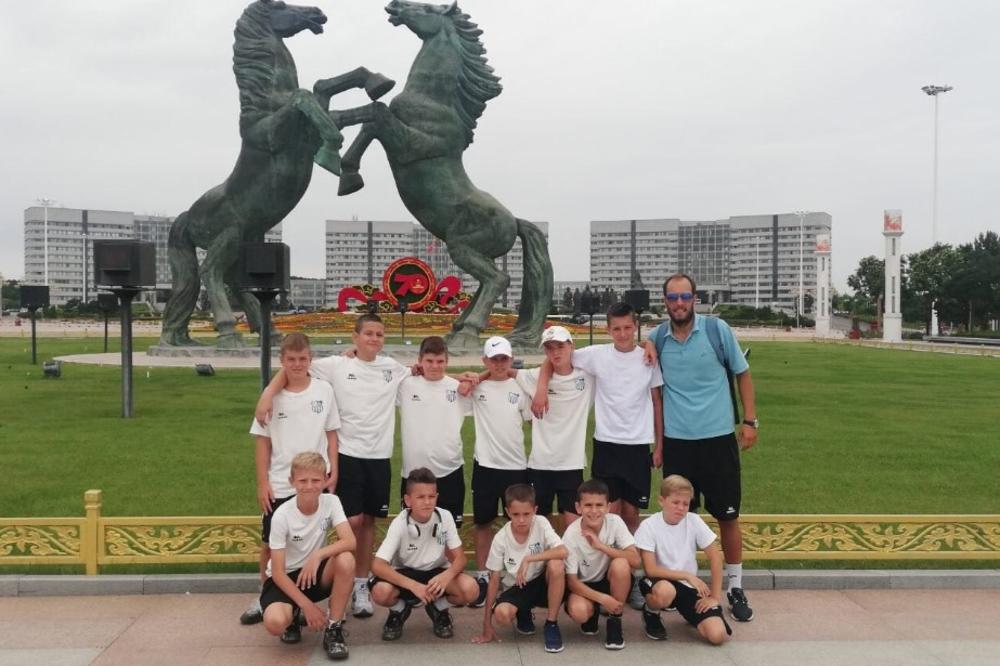BRANILI ČAST SRPSKOG FUDBALA: Deca iz FK Lion igrala mečeve u Kini na stadionu sa 60.000 mesta