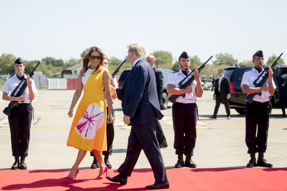 MELANIJA ODUZIMA DAH GDE GOD DA KRENE: Svima je za oko zapala njena haljina, a reakcija francuskih vojnika sve govori! (FOTO, VIDEO)