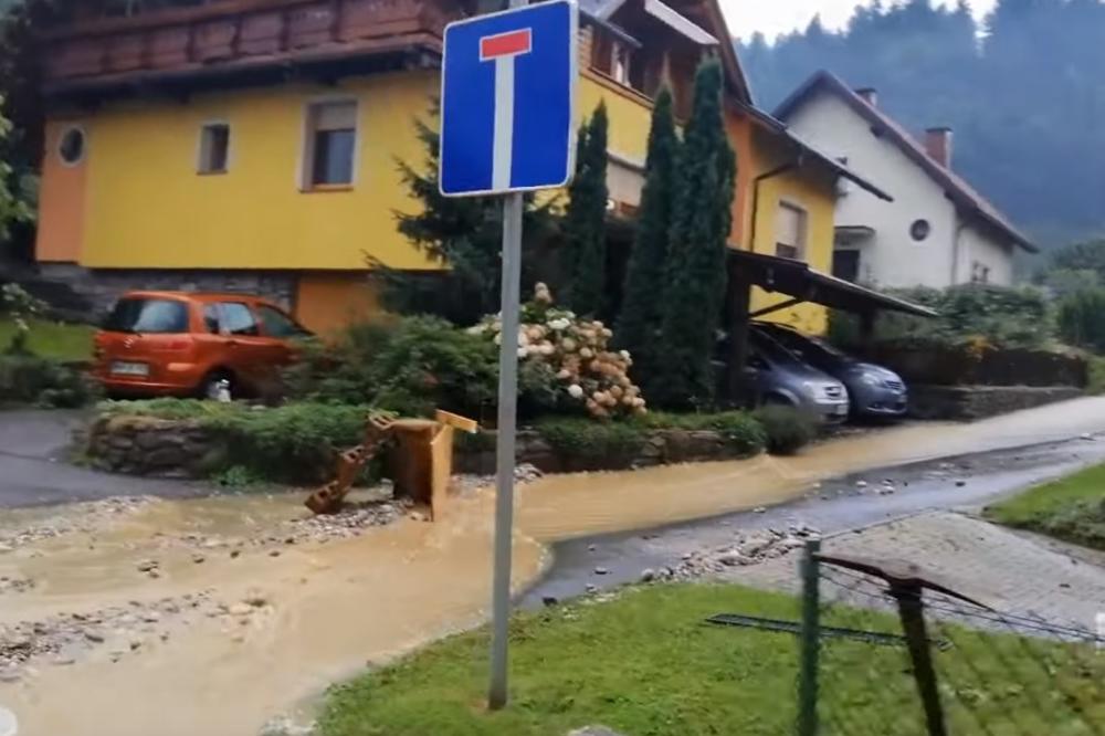 NEVREME U SLOVENIJI POKRENULO KLIZIŠTA: Putevi blokirani, kuće poplavljene, ljudi bili zarobljeni u kolima (VIDEO)