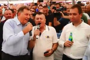 DODIK SE OPET LATIO MIKROFONA: Pevao Pukni zoro i druge hitove, a nastup mu je trajao sat vremena! (VIDEO)