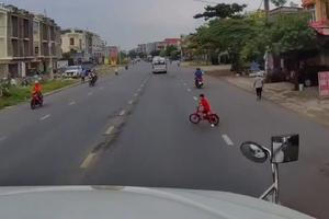 NA METAR OD SMRTI! Detence na biciklu izletelo pred kamion! Vozač reagovao u poslednjem momentu! (VIDEO)