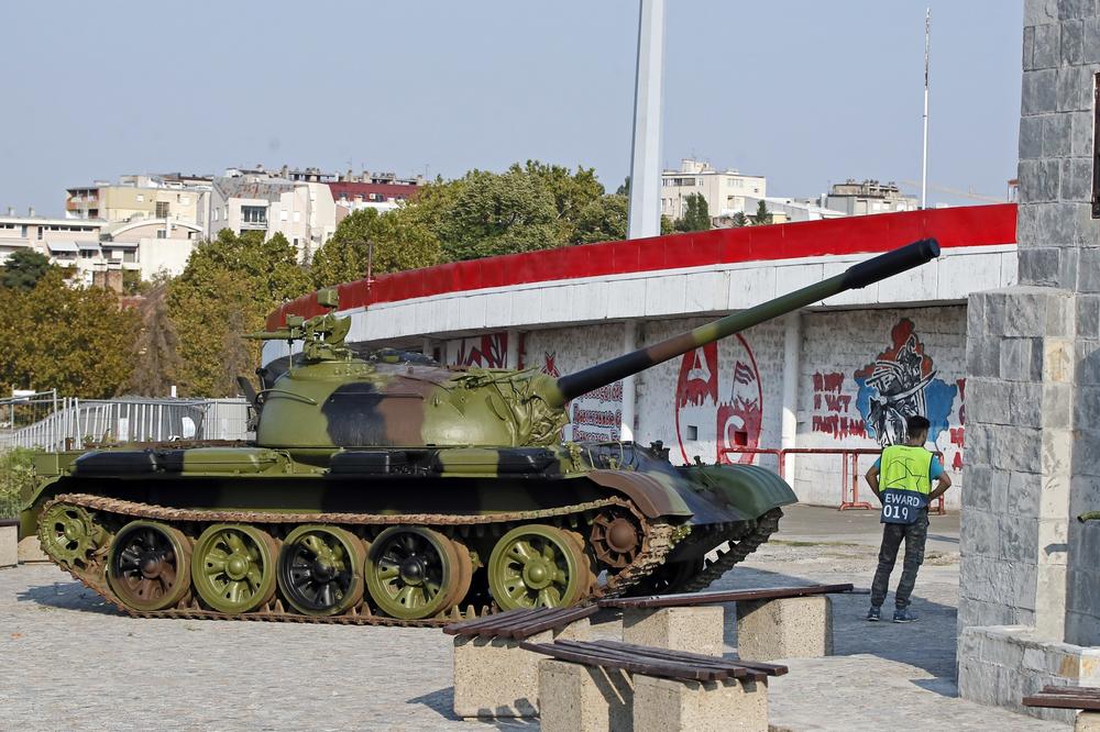 MINISTARSTVO ODBRANE: Tenk ispred stadiona Crvene zvezde maketa i muzejski eksponat