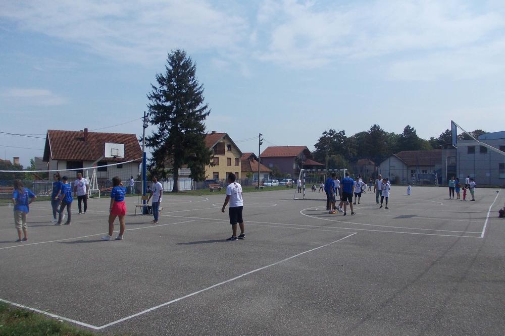 SPORT ZA BOLJE RAZUMEVANJE: Azilanti iz Banje Koviljače i njihovi vršnjaci se družili kroz sport u okviru projekta Zajedno smo jači