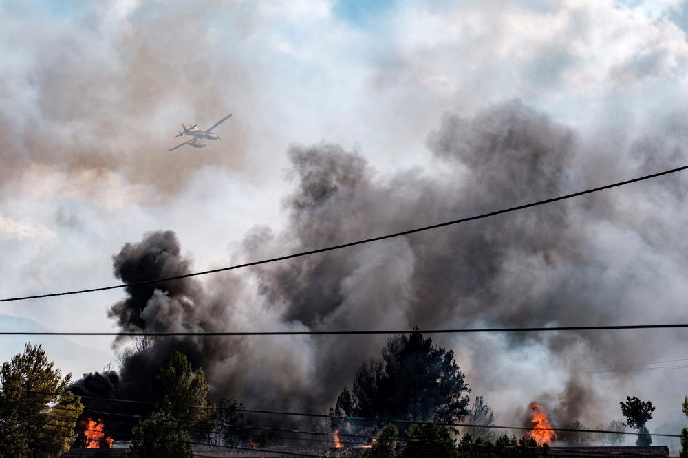 IBICA U PLAMENU: Avioni i helikopteri se probijaju kroz crni oblak dima u čuvenom letovalištu! Vatra zahvatila i hotel! (FOTO, VIDEO)