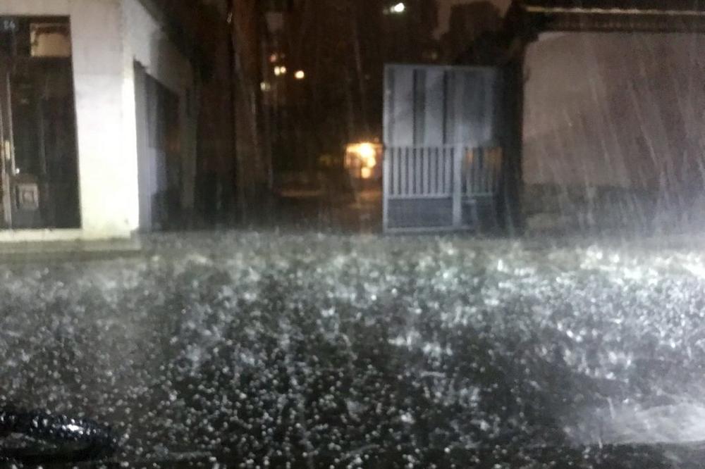 JAKO NEVREME U NOVOM PAZARU: Pala obilna kiša praćena gradom i grmljavinom, delovi grada ostali bez struje, ulice pune vode