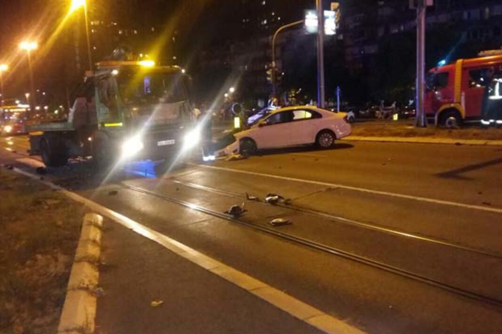 VOZILO HRVATSKE FIRME NAPRAVILO HAOS KOD HAJATA: Škoda udarila u taksi, povređeno troje ljudi (FOTO)