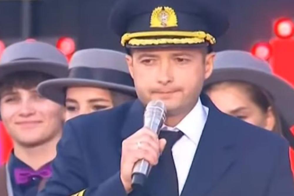 PUBLIKA SKANDIRALA PILOTU HEROJU: Više od 100.000 Moskovljana klicalo junaku koji je spasio 233 života! Na koncertu se orilo "Damire, Damire"! (VIDEO)