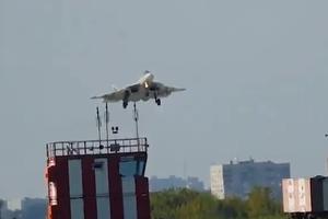 NEVIĐENO SLETANJE MOĆNOG SU-57: Pilot najnovijeg Suhoja tik pre piste uradio nešto neviđeno! (VIDEO)