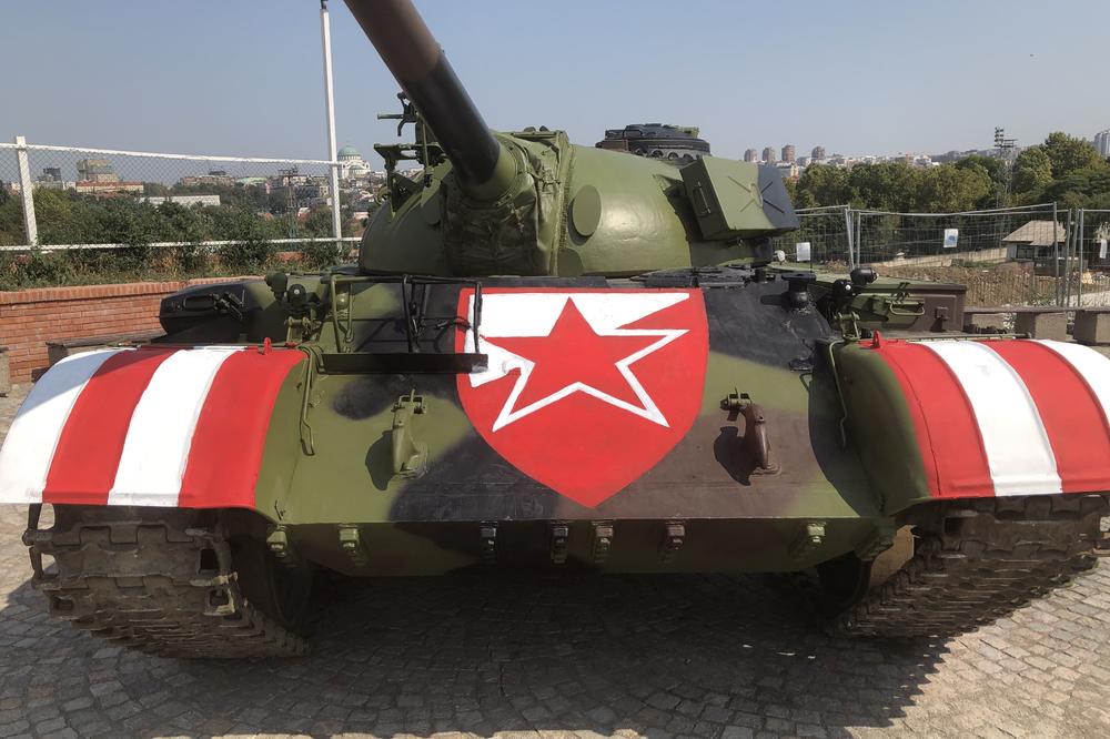 TO JE TENK IZ VUKOVARA, SAMO FALI HRVATSKA ZASTAVA Hrvatski domobran tvrdi: To je tenk koji sam u ratu zarobio SAMO SA NOŽEM!