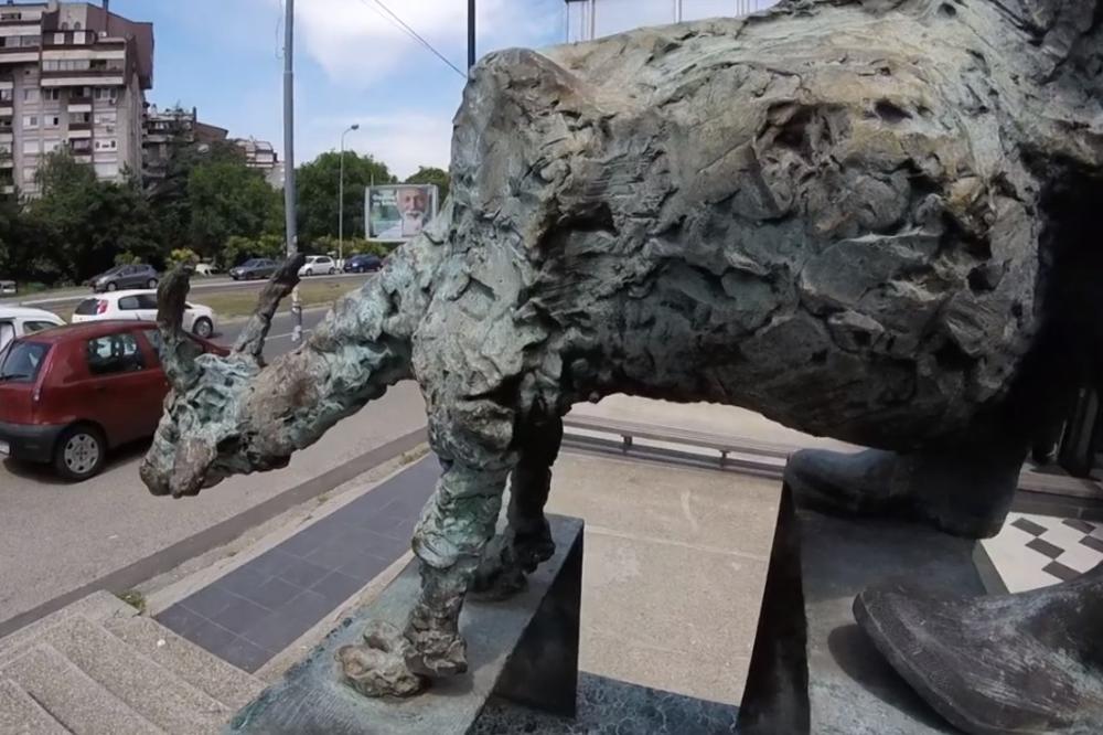 MISTERIOZNA KOZA U ČIZMAMA INTRIGIRA ŽITELJE ŽARKOVA: Svi se pitaju otkud ova neobična skulptura i šta predstavlja! (FOTO, VIDEO)