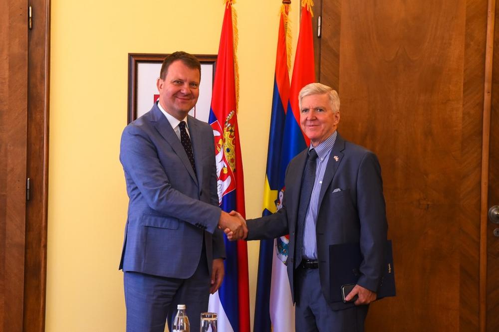 Pokrajinska vlada: Predsednik Mirović primio ambasadora SAD Kajla Skata