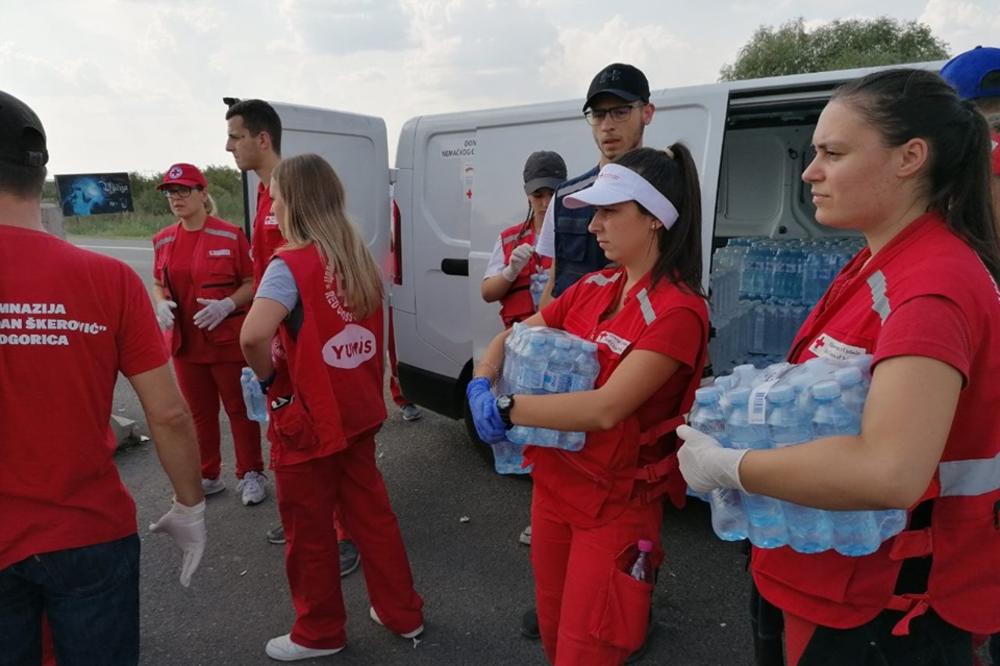 KATASTROFALNE GUŽVE NA HORGOŠU: Preko 2000 vozila na blizu 40 stepeni čekalo prelazak u Mađarsku, volonteri Crvenog krsta delili putnicima vodu i voće za decu
