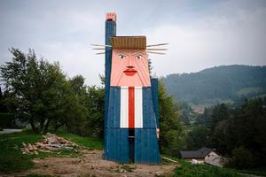 OVO SE TRAMPU NEĆE SVIDETI: Posle Melanije i on dobio spomenik u Sloveniji (FOTO)
