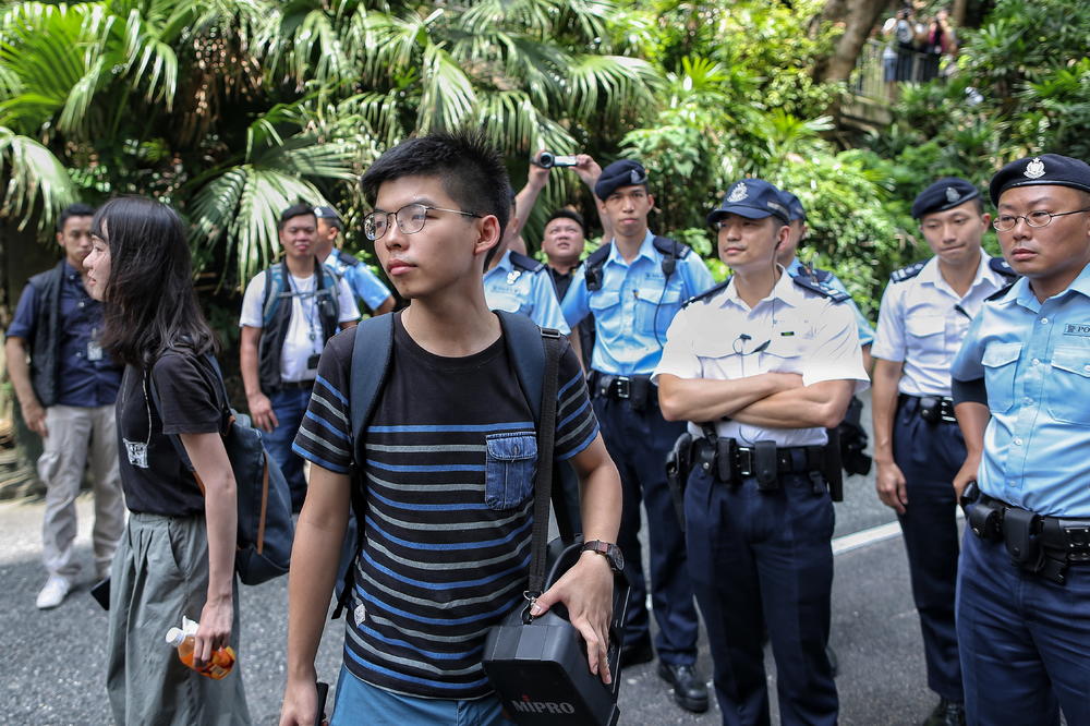 UHAPŠEN VOĐA PROTESTA U HONGKONGU: Otkazane demonstracije planirane za vikend, kineska vojska u stanju pripravnosti! (FOTO, VIDEO)