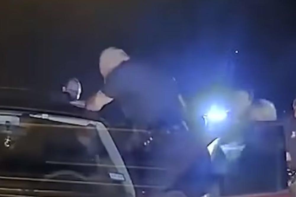 ODRALI GA OD BATINA: Policajci u SAD pretukli nesavesnog vozača koji je divljao po auto-putu! (VIDEO)