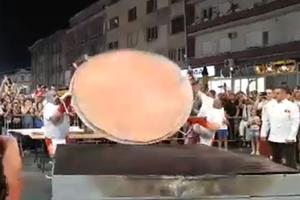 LESKOVAČKA REKORDERKA: Najveća pljeskavica na svetu od 66,5 kilograma (VIDEO)