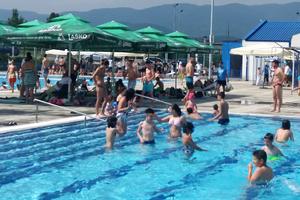 VIŠE OD 1.000 DECE U LOZNICI OVE GODINE NAUČILO DA PLIVA: Kupališna sezona na gradskom bazenu zatvara se u nedelju
