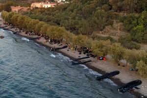 STOTINE MIGRANATA GUMENIM ČAMCIMA STIGLE NA GRČKO OSTRVO ZA SAMO SAT VREMENA! U migrantskom kampu već ima 11.000 ljudi, a dozvoljeno je 3.000! (FOTO, VIDEO)