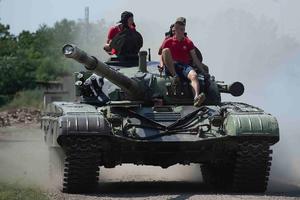 FUDBALERI ZVEZDE NA TENKU: Crveno-beli se provozali na pravom borbenom vozilu (FOTO)