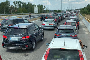 KILOMETARSKE KOLONE NA PRELAZU PREŠEVO: Putnička vozila čekaju i po šest sati! (FOTO)