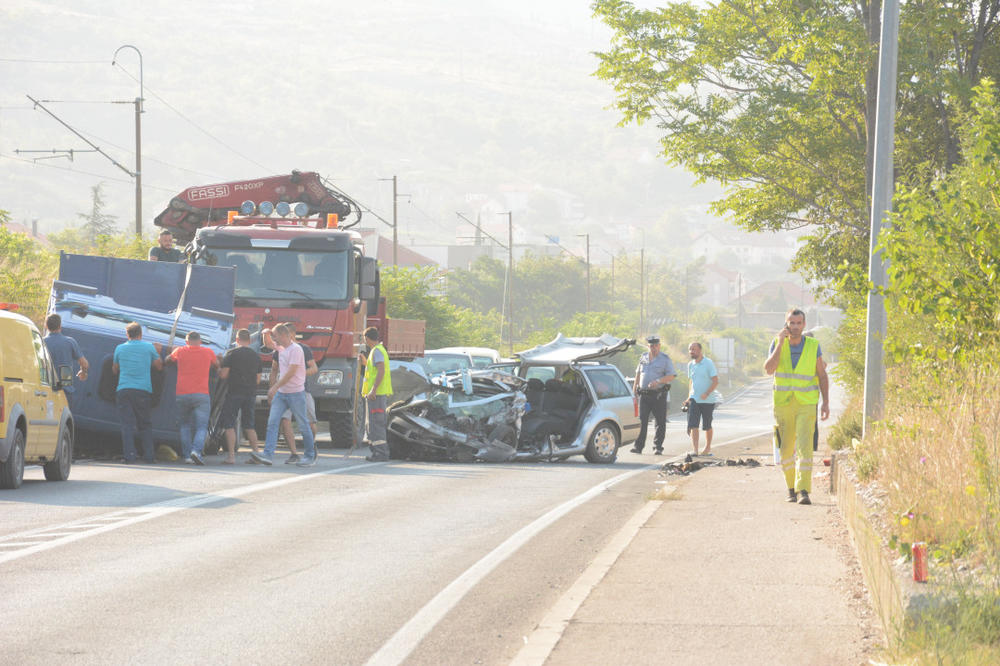 KRENULI NA ODMOR, PA POGINULI: Teška saobraćajna nesreća kod Mostara, sudarili se auto i kamion! Dvoje ljudi smrtno stradalo, 3 povređeno! (UZNEMIRUJUĆI FOTO)