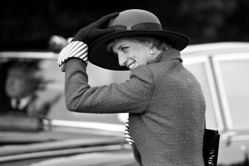 PRINCEZA DAJANA POGINULA PRE TAČNO 22 GODINE: Britanci ne zaboravljaju svoju princezu! Kapije Kensingtonske palate oblepljene njenim slikama i cvećem! (FOTO)
