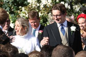 ZAKOPČANA DO GRLA I SA KARNEROM OKO VRATA! U ovoj venčanici Eli Gulding izgovorila je sudbonosno DA! (FOTO)