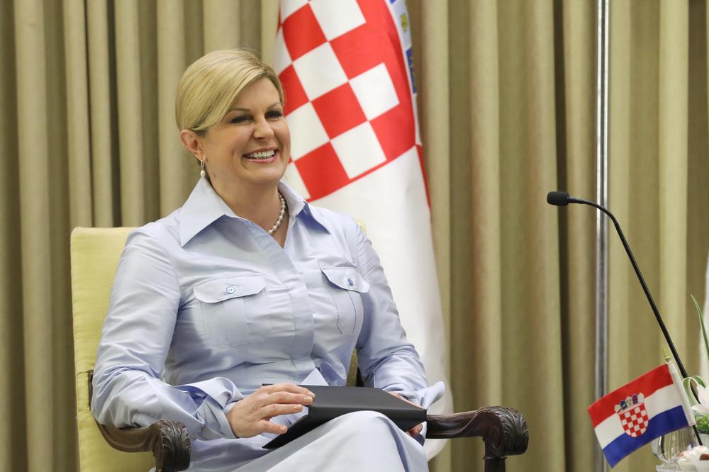 HERCEGOVINA OBLEPLJENJA ŠOKANTNIM PLAKATIMA PROTIV KOLINDE: Hrvatska predsednica prikazana kao zmija i iza rešetaka! (FOTO)