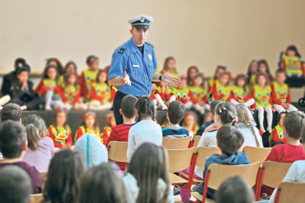 DANAS KONTROLA PEŠAKA I VOZAČA: Policajci će biti oko svake škole