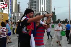 SRBIJA DO FOŠANA: Pogledajte kako srpski navijači uče Kineze da pokažu TRI PRSTA! (KURIR TV)
