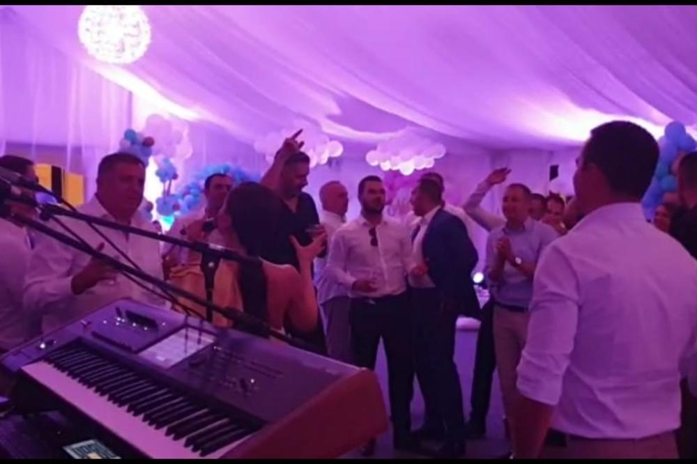 I MILICA PEVA POLITIČARIMA:  Milica prekinula odmor i otišla da peva na zabavi Milorada Dodika! Svi da znaju kad Dodik slavi unukov prvi rođendan!