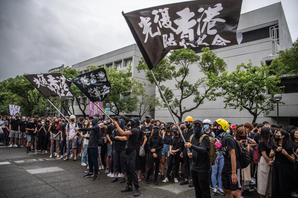 PROTESTI U HONGKONGU ŠIRE SE I NA ŠKOLE: Hiljade studenata i učenika bojkotovalo časove, a bilo i sukoba (VIDEO)