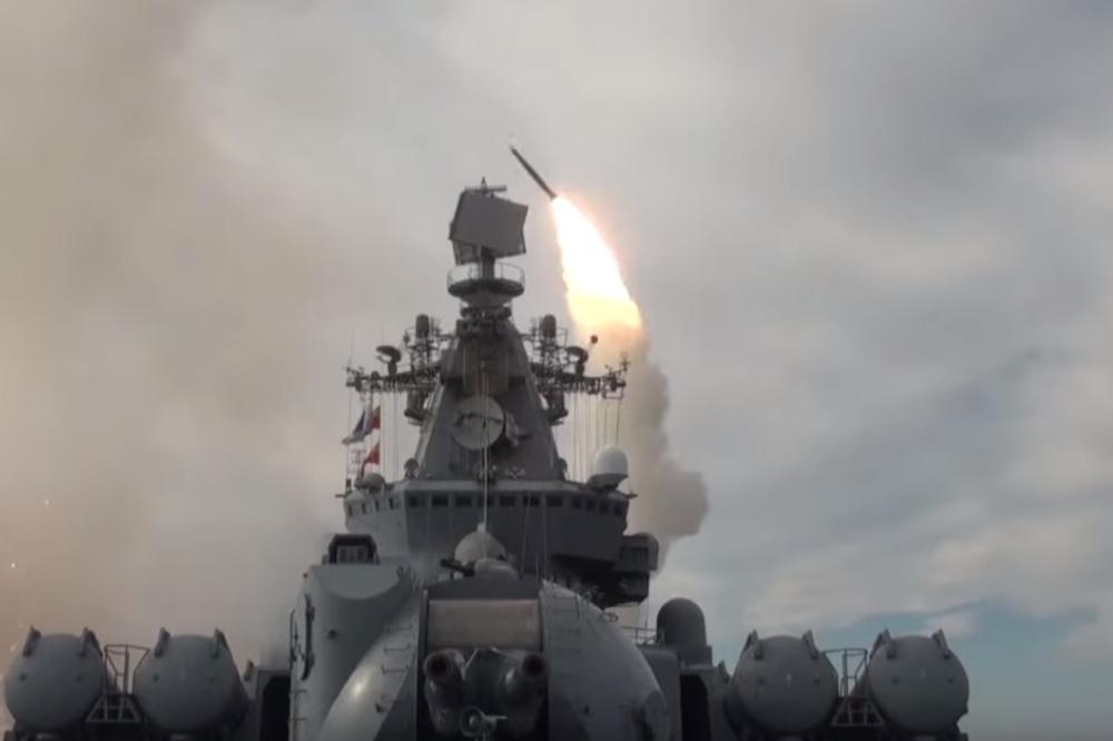 KAD ZAGRMI RUSKA MORNARICA: Ovako je izgledala vojna vežba ratnih brodova predvođenih ruskim razaračem (VIDEO)
