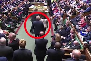 OVO JE TRENUTAK KADA JE BORIS DŽONSON NASANKAN: Usred njegovog govora, poslanik prešao na stranu opozicije i napravio lom! (VIDEO)