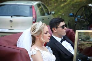 KAD PIŽON UDAJE ĆERKU SVE PRŠTI OD ELEGANCIJE! Pogledajte u kakvoj limuzini su Ivona i Miloš stigli na svoje venčanje! Gosti sve sami FUDBALSKI KREM! (KURIR TV)