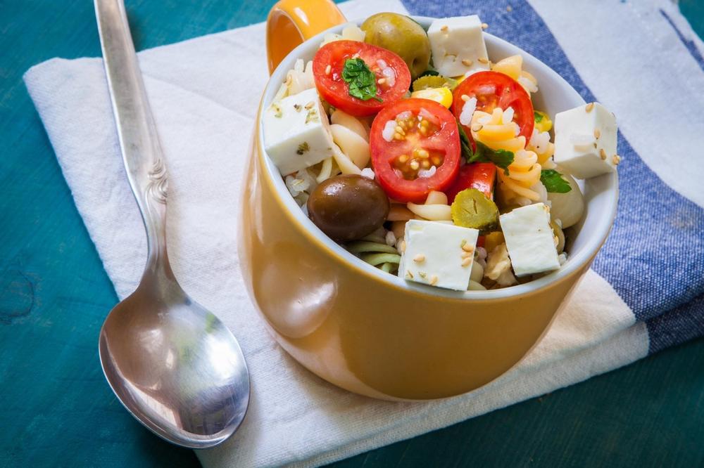 POSLEDNJI OBROK U DANU TREBA DA JE LAGAN: Salata sa FETOM i pirinčem je idealna, posebno ako DRŽITE DIJETU (RECEPT)