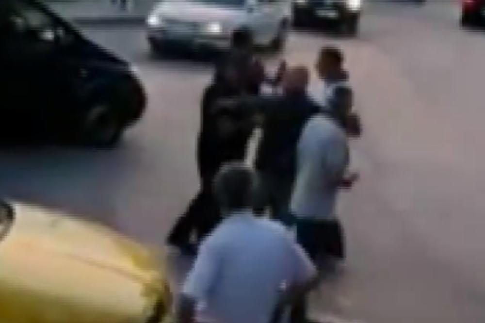 PRAVIO HAOS PO TUTINU, A SNIMAK ZGROZIO MNOGE: Evo šta se dogodilo sa pijanim policajcem koji je divljao po gradu! (VIDEO)