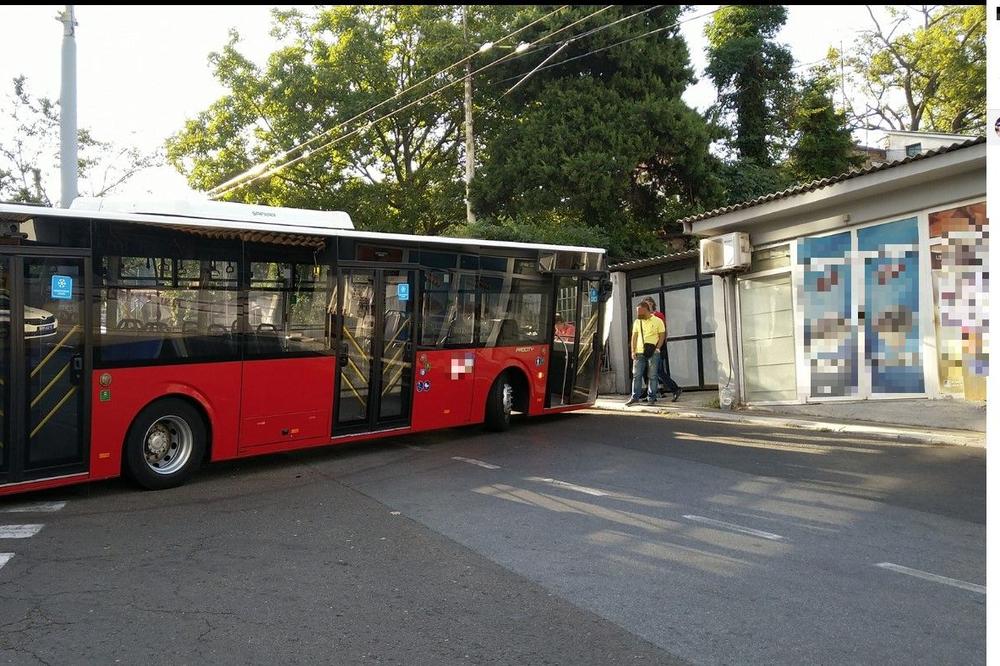 INCIDENT U ZEMUNU: Vozač izašao, autobus se zakucao u trafiku