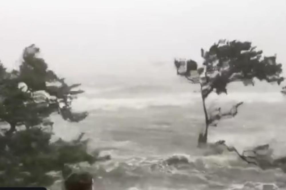 STOTINE LJUDI ZAROBLJENO NA OSTRVU ZBOG URAGANA: Spasioci ne mogu da krenu po ugrožene! Neviđeni udari vetra i poplave u Južnoj Karolini (VIDEO)