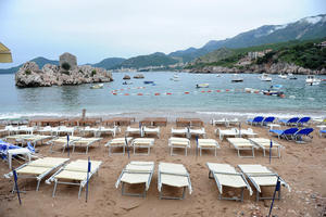 OPŠTE RASULO NA CRNOGORSKIM PLAŽAMA: Turisti se žale da nema spasilaca, kabina za presvlačenje, ali i na buku, uzurpaciju plaža i neljubazno osoblje!