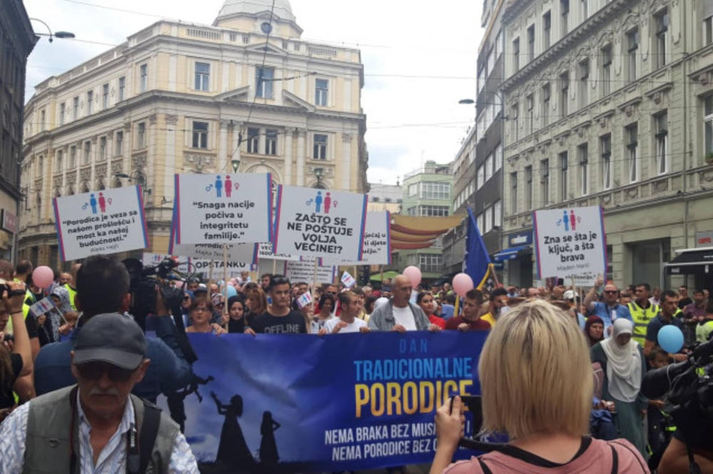 ZNA SE ŠTA JE KLJUČ, A ŠTA BRAVA: Više stotina građana se okupilo u Sarajevu protiv Parade ponosa (VIDEO)