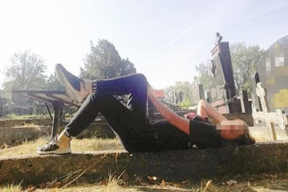INTERNET GORI ZBOG OVIH FOTOGRAFIJA: Beograđanka se slikala na groblju, fotku među spomenicima okačila na Fejsbuku! Komentari su još strašniji (FOTO)