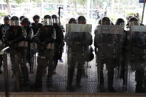 NEREDI SE NE SMIRUJU U HONGKONGU: Policija sprečila blokadu aerodroma (VIDEO)