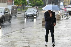 VEČERAS NAS OČEKUJU PLJUSKOVI: RHMZ upozorava na nevreme i padavine, a pravi kijamet nas čeka za vikend