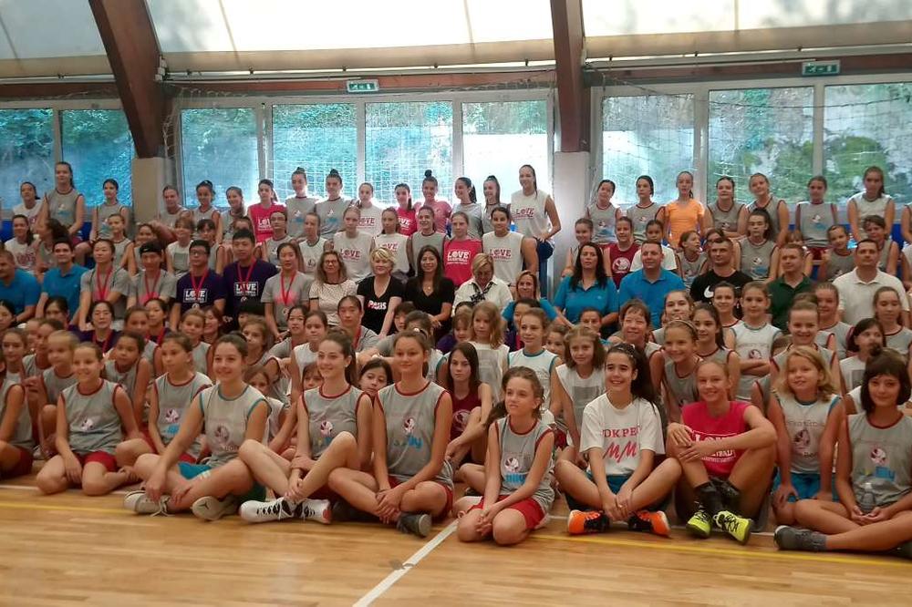 OPŠTINA SAVSKI VENAC NASTAVIĆE DA PODRŽAVA OVAJ PROJEKAT: Počinje peta sezona besplatnih školica košarke za devojčice