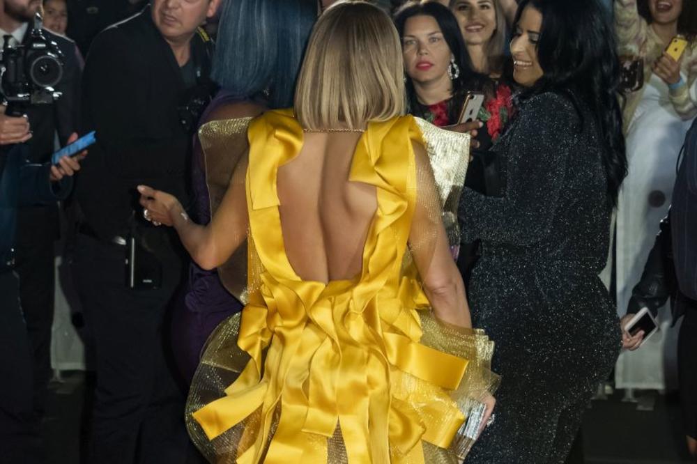 SVI SU GLEDALI U LATINO LEPOTICU NA CRVENOM TEPIHU: Žuta haljina istakla njene OBLINE, ali je jedan detalj svima PROMAKAO (FOTO)